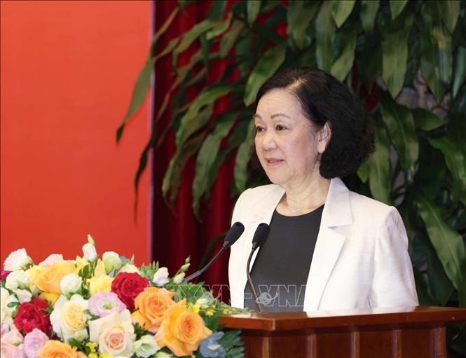 Постоянный секретарь ЦК КПВ Чыонг Тхи Май отметила необходимость применения решительных мер, направленных на отмену жёлтой карточки в отношении морепродуктов в 2024 году - ảnh 1
