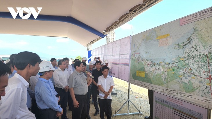 Премьер-министр Фам Минь Тинь проверил ход реализации важных транспортных проектов в провинциях Кханьхоа, Фуиен и Биньдинь    - ảnh 1