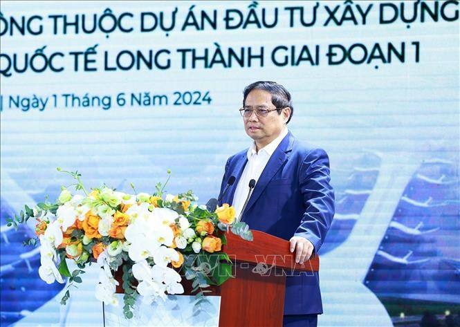 Премьер-министр Фам Минь Тинь принял участие в церемонии подписания соглашения о предоставлении кредитов на реализацию проекта строительства международного аэропорта Лонгтхань  - ảnh 1