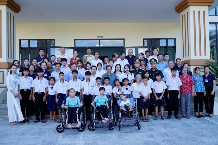Премьер-министр Фам Минь Тинь вручил подарки детям, людям с ограниченным возможностями и инвалидам войны провинции Куангбинь - ảnh 1