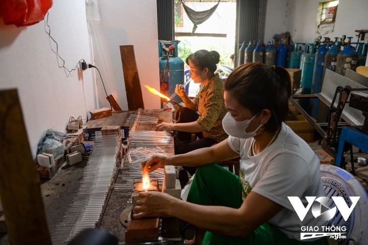 Община Тхонгнят города Ханоя до сих пор сохраняет стеклодувное ремесло   - ảnh 1