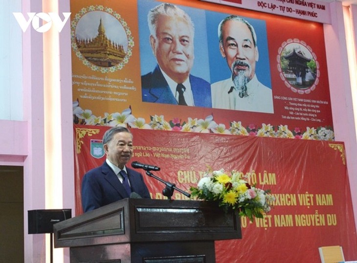  Президент То Лам посетил билингвальную лаосско-вьетнамскую школу  - ảnh 1
