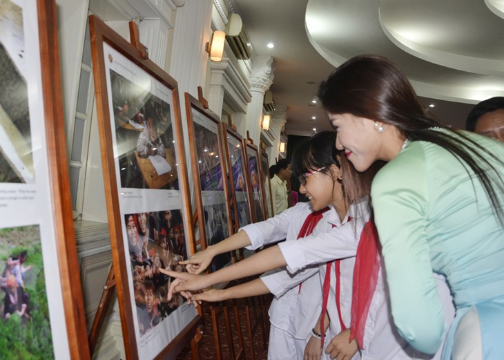 东盟共同体各国图片、新闻报道和纪录片展在越南举行 - ảnh 2