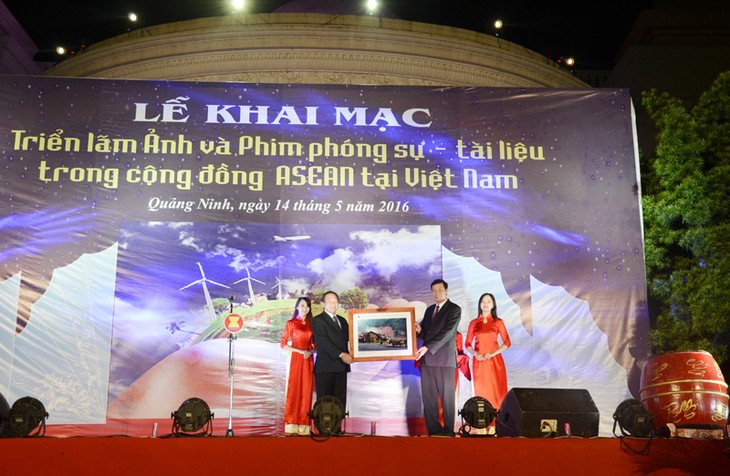 东盟共同体各国图片、新闻报道和纪录片展在越南举行 - ảnh 1