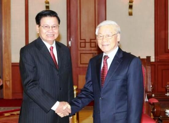 越共中央总书记阮富仲会见老挝总理通伦•西苏里 - ảnh 1