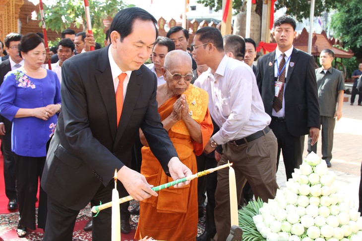 陈大光会见柬埔寨两大宗派僧王狄旺和布格里 - ảnh 1