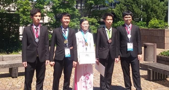 参加2016年国际物理学奥林匹克竞赛的越南队夺两枚金牌 - ảnh 1