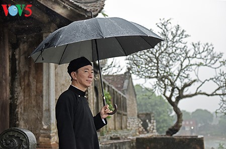 范生珠大使在春雨中展示“奥黛”之美 - ảnh 1