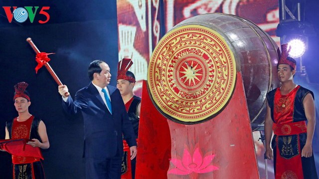 越南国家主席陈大光出席2017年炉门旅游节开幕式 - ảnh 1