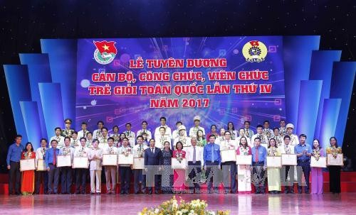越南全国45名优秀青年干部和公务员获表彰 - ảnh 1