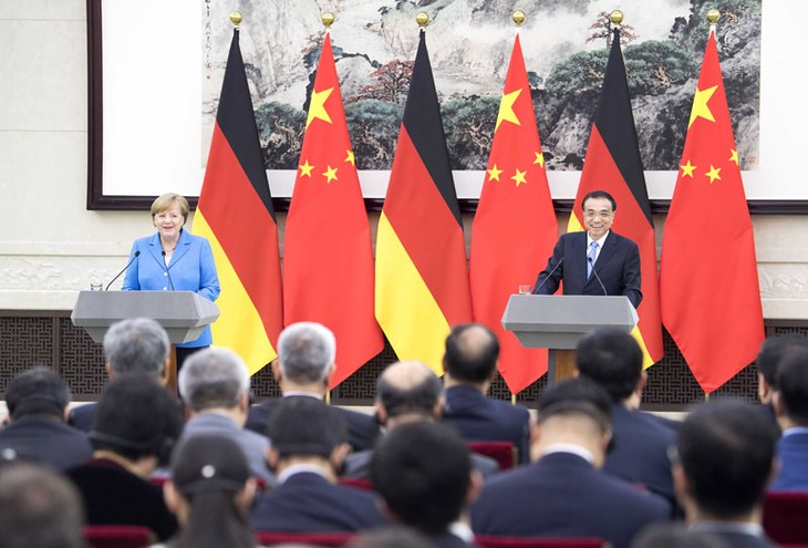 中德总理会谈讨论双边贸易关系 - ảnh 1