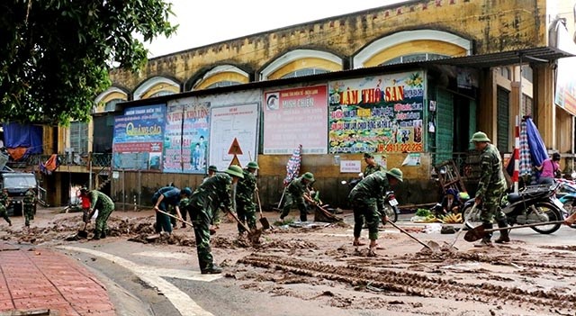 越南各地克服洪涝影响 稳定人民生活 - ảnh 1
