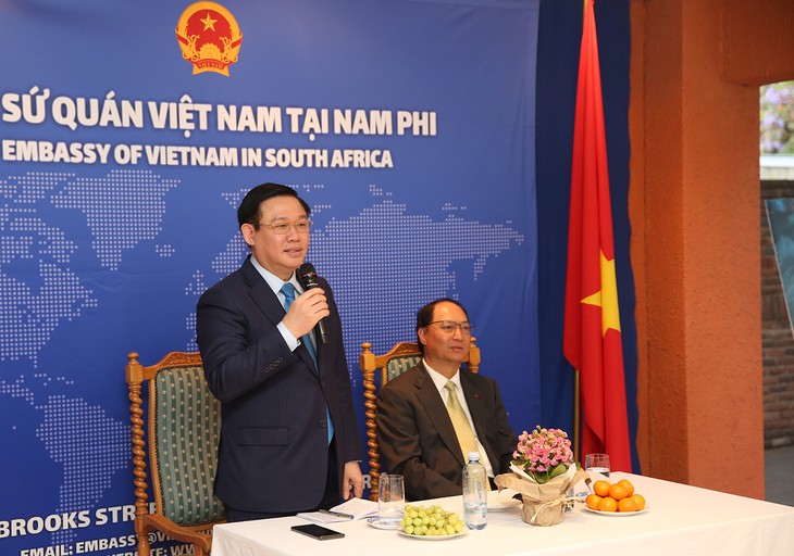 越南政府副总理王庭惠看望越南驻南非大使馆 - ảnh 1