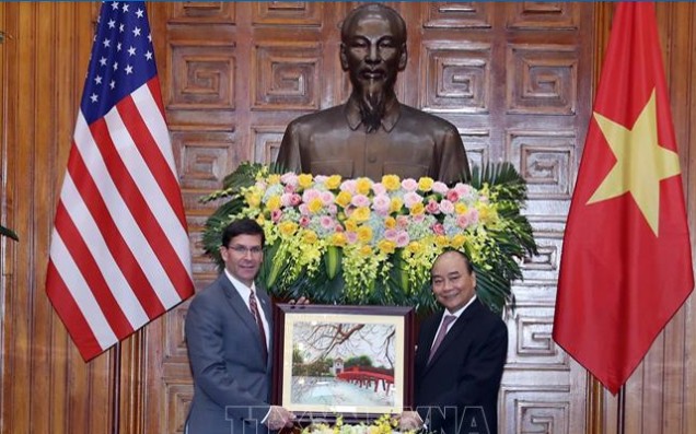 越南政府总理阮春福会见美国国防部长埃斯珀 - ảnh 1