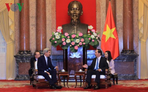 ប្រធានរដ្ឋវៀតណាម លោក Tran Dai Quang អញ្ជើញទទួលជួបជាមួយអតីតរដ្ឋមន្ត្រីការបរទេសអាមេរិក លោក John Kerry  - ảnh 1