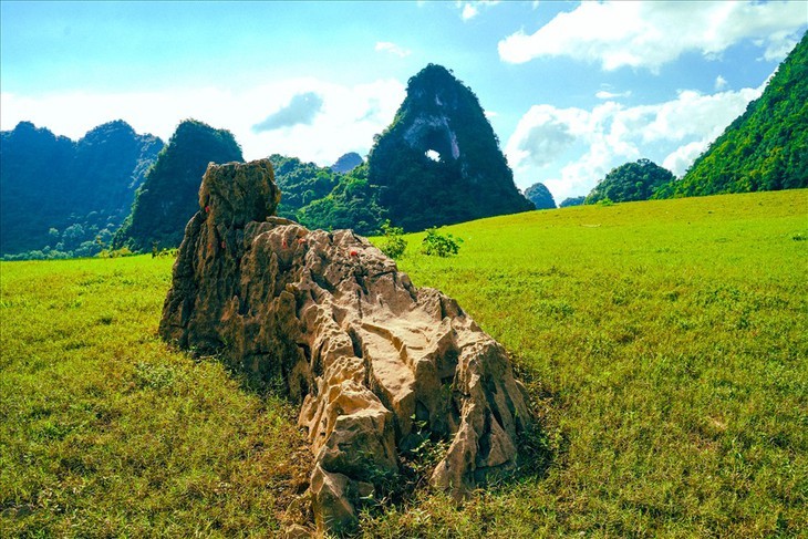 La belleza de la montaña “Ojo divino” en Cao Bang - ảnh 5
