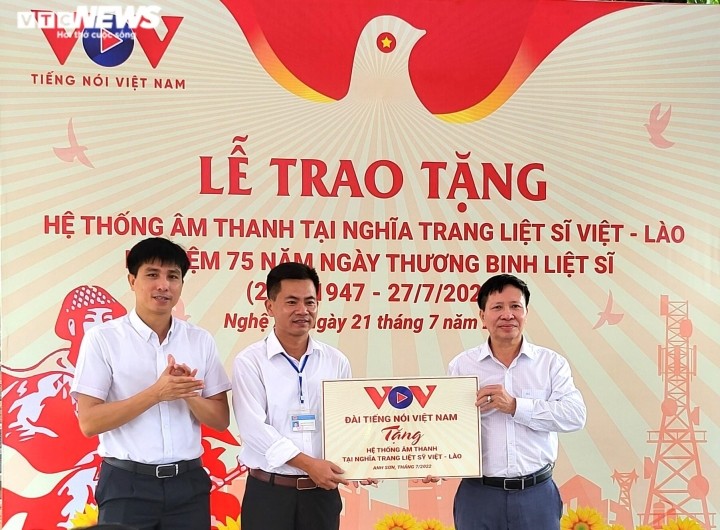 វិទ្យុសម្លេងវៀតណាម VOV ប្រគល់ប្រព័ន្ធសម្លេងដើម្បីដំឡើងនៅឈាបនដ្ឋានយុទ្ធជនពលី វៀតណាម-ឡាវ - ảnh 1