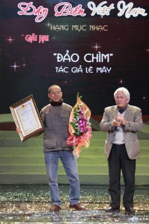 Trao giải cuộc thi sáng tác thơ và ca khúc “Đây biển Việt Nam” - ảnh 1