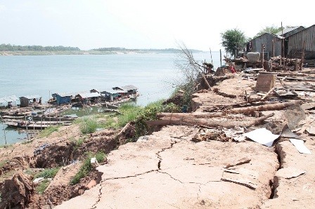Cứu trợ khẩn cấp cho Việt kiều tại Campuchia mất nhà vì sạt lở đất - ảnh 1