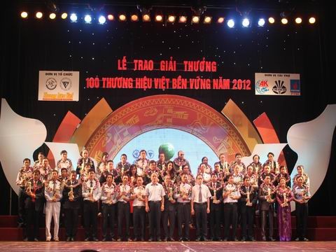 100 doanh nghiệp nhận giải thưởng thương hiệu Việt bền vững 2012 - ảnh 1
