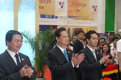 Thủ tướng Nguyễn Tấn Dũng đến Nam Ninh tham dự Hội chợ CAEXPO 9 - ảnh 1