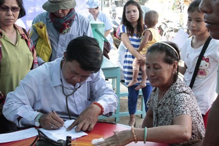Thầy thuốc Việt Nam khám chữa bệnh tại Campuchia - ảnh 1