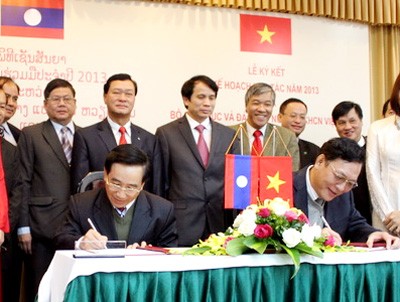 Việt Nam và Lào ký thỏa thuận kế hoạch hợp tác giáo dục năm 2013  - ảnh 1