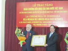  Trao tặng Huân chương Hữu nghị của Việt Nam cho một người bạn Italia - ảnh 1