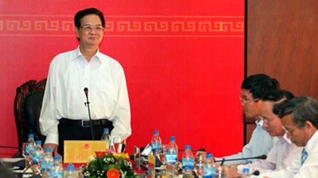 Thủ tướng Nguyễn Tấn Dũng làm việc với lãnh đạo chủ chốt tỉnh Quảng Ngãi - ảnh 1