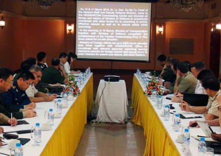 Tùy viên quốc phòng các nước đánh giá cao Việt Nam trong việc tìm kiếm máy bay Malaysia mất tích - ảnh 1