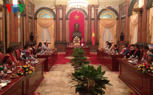 Phó Chủ tịch nước Nguyễn Thị Doan tiếp đoàn học sinh tiêu biểu tỉnh Lào Cai - ảnh 1