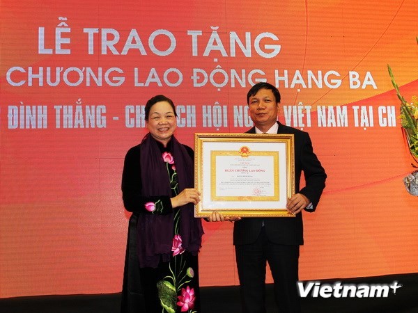 Trao Huân chương Lao động cho Chủ tịch Hội Người Việt Nam tại Cộng hòa Czech  - ảnh 1