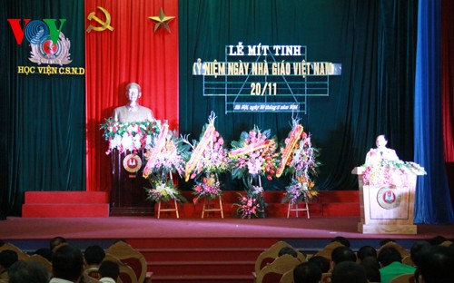 Phó Thủ tướng Nguyễn Xuân Phúc chúc mừng ngày Nhà giáo Việt Nam tại Học viện cảnh sát nhân dân - ảnh 1