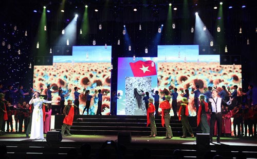 Thủ tướng Nguyễn Tấn Dũng dự chương trình nghệ thuật “Khát vọng trẻ” - ảnh 1