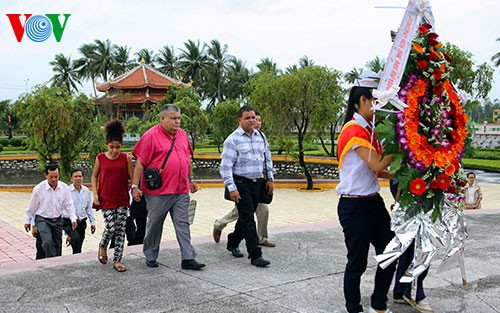 Đoàn đại biểu hữu nghị Venezuela thăm quê hương liệt sĩ Nguyễn Văn Trỗi - ảnh 1