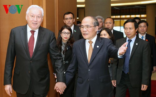 Chủ tịch Quốc hội Nguyễn Sinh Hùng đón, hội đàm với Chủ tịch Hạ viện Kazakhstan  - ảnh 1