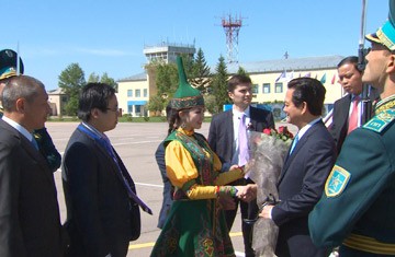 Thủ tướng Nguyễn Tấn Dũng thăm Đại sứ quán Việt Nam tại  Kazakhstan - ảnh 1