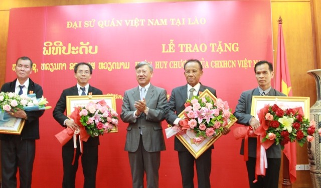 Lễ trao Huân chương của Chính phủ VN cho các cán bộ Bộ Công thương và Bộ Mỏ năng lượng Lào - ảnh 1