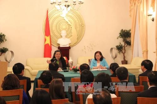 Phó Chủ tịch Quốc hội Tòng Thị Phóng thăm và làm việc với Đại sứ quán Việt tại CHLB Đức  - ảnh 1