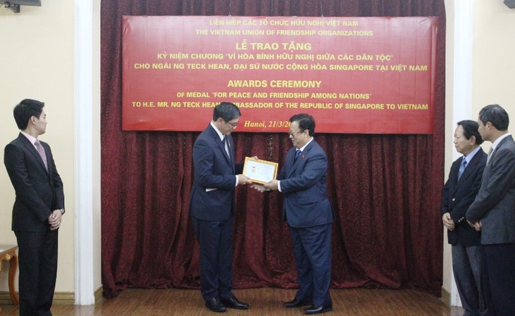Đại sứ Singapore nhận Kỷ niệm chương 