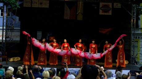Rạng ngời chương trình múa “Việt Nam quê hương tôi” tại Liên hoan Nghệ thuật dân gian quốc tế Pisek  - ảnh 1