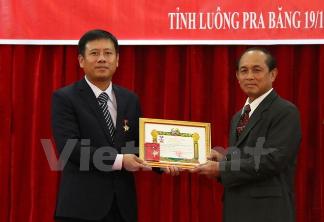 Chính phủ Lào tặng Huy chương Hữu nghị tập thể và cá nhân Tổng lãnh sự quán VN tại Luang Prabang - ảnh 1