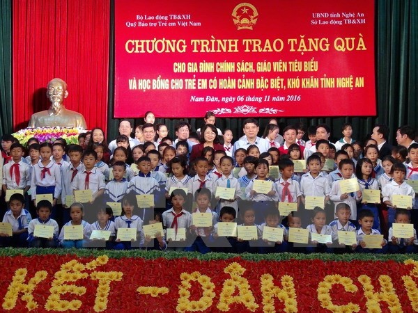 100 học sinh tỉnh Nghệ An được trao học bổng học sinh nghèo, học giỏi - ảnh 1