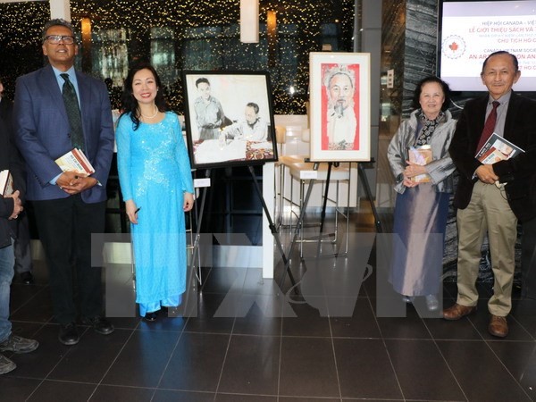 Lễ giới thiệu tranh và sách về Chủ tịch Hồ Chí Minh tại thành phố Toronto - ảnh 1