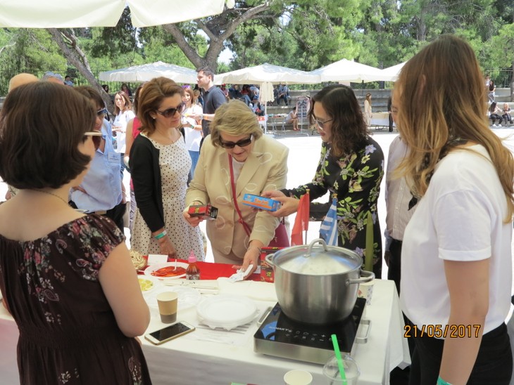 Đại sứ quán Việt Nam tại Hy Lạp tham gia tích cực vào Hội chợ Ẩm thực Từ thiện Quốc tế - ảnh 1