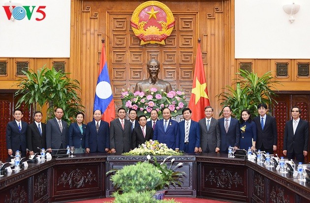 Thủ tướng Nguyễn Xuân Phúc tiếp Phó Chủ tịch nước CHDCND Lào Phankham Viphavanh - ảnh 3