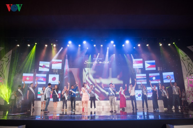 Thí sinh cuộc thi “Tiếng hát ASEAN+3” vui vẻ luyện tập cho đêm bán kết - ảnh 19