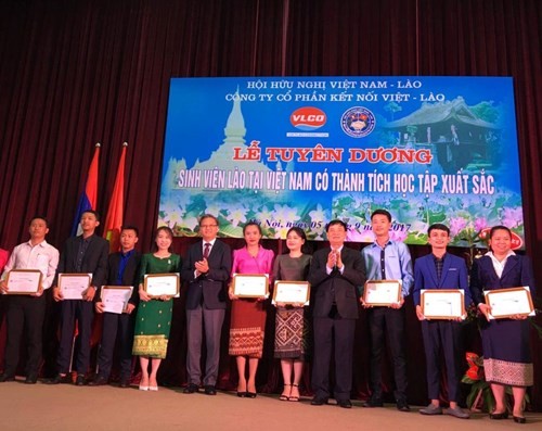 55 quan hệ Việt Nam - Lào: Tuyên dương các sinh viên Lào có thành tích xuất sắc trong học tập - ảnh 1