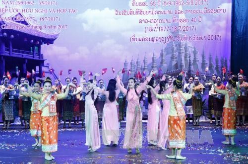 Mít tinh trọng thể kỷ niệm Năm đoàn kết, hữu nghị Việt Nam - Lào 2017 - ảnh 1