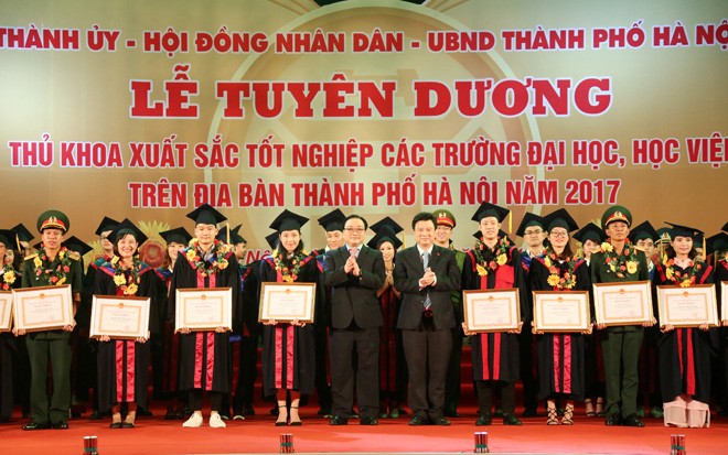 Hà Nội tuyên dương 84 thủ khoa xuất sắc năm 2017 - ảnh 1
